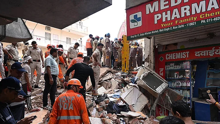 qaumiawaz_2026-09-06_qge6lf53_satya-niketan-building-collapse